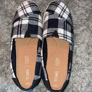 women’s size 8.5 toms